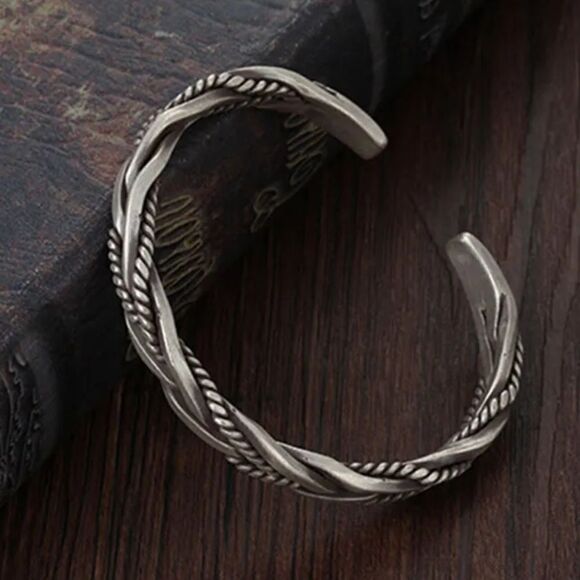 The Santa Fe Open Bangle bracelet in antiqued 925 silver. Unisex - Picture 5 of 14